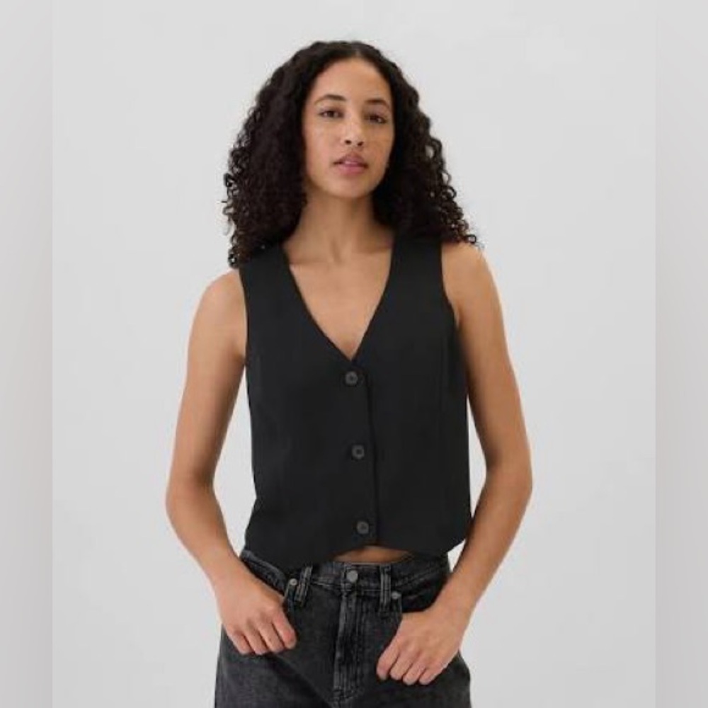 NWT! GAP Black Crepe V-Neck Vest - Size XS ♦️